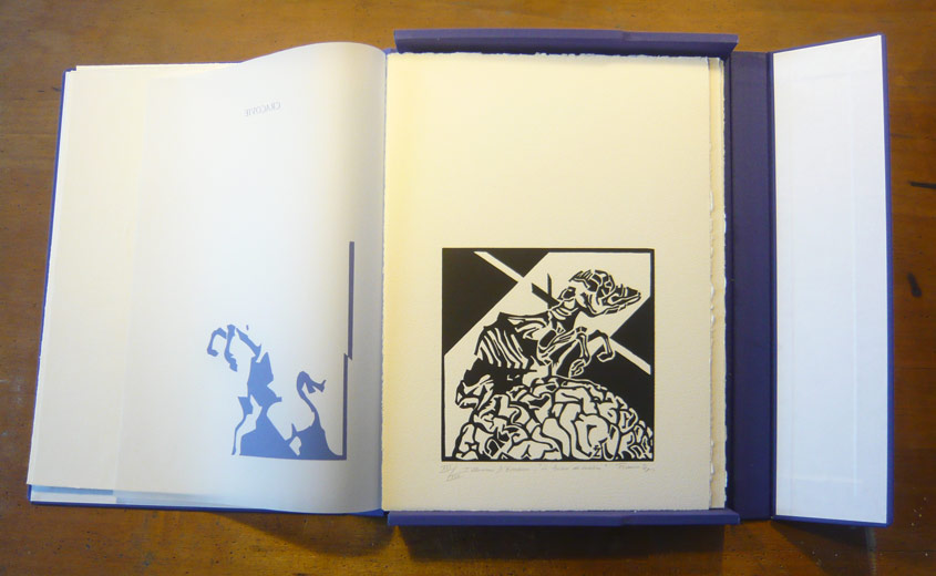     le coffret ouvert sur une illustration en linogravure