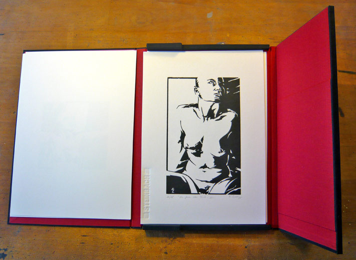     le coffret ouvert sur une illustration
